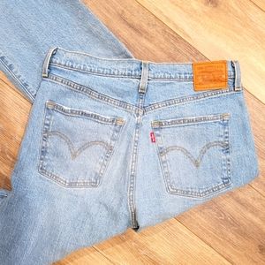 Levi Ribcage Straight - Light Wash Distressed - Size 31